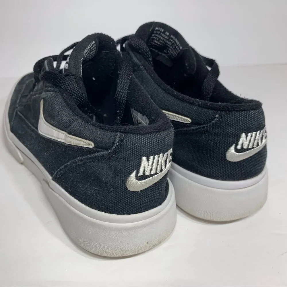 EUC Nike Black‎ and White Canvas Sneakers